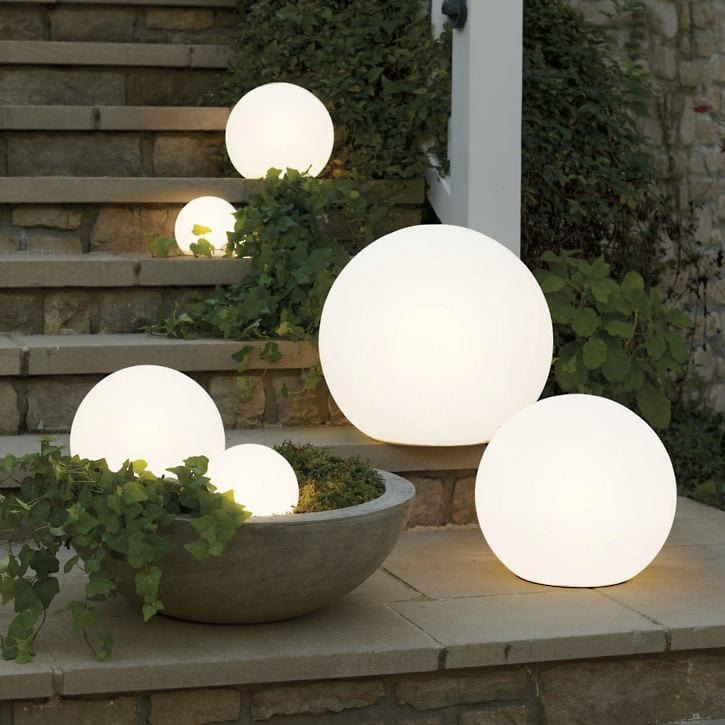 Elegant Solar Hagebelysning med Moderne Design – Enkel Installasjon og Hvit LED Kulelampe til Utendørsbruk 2