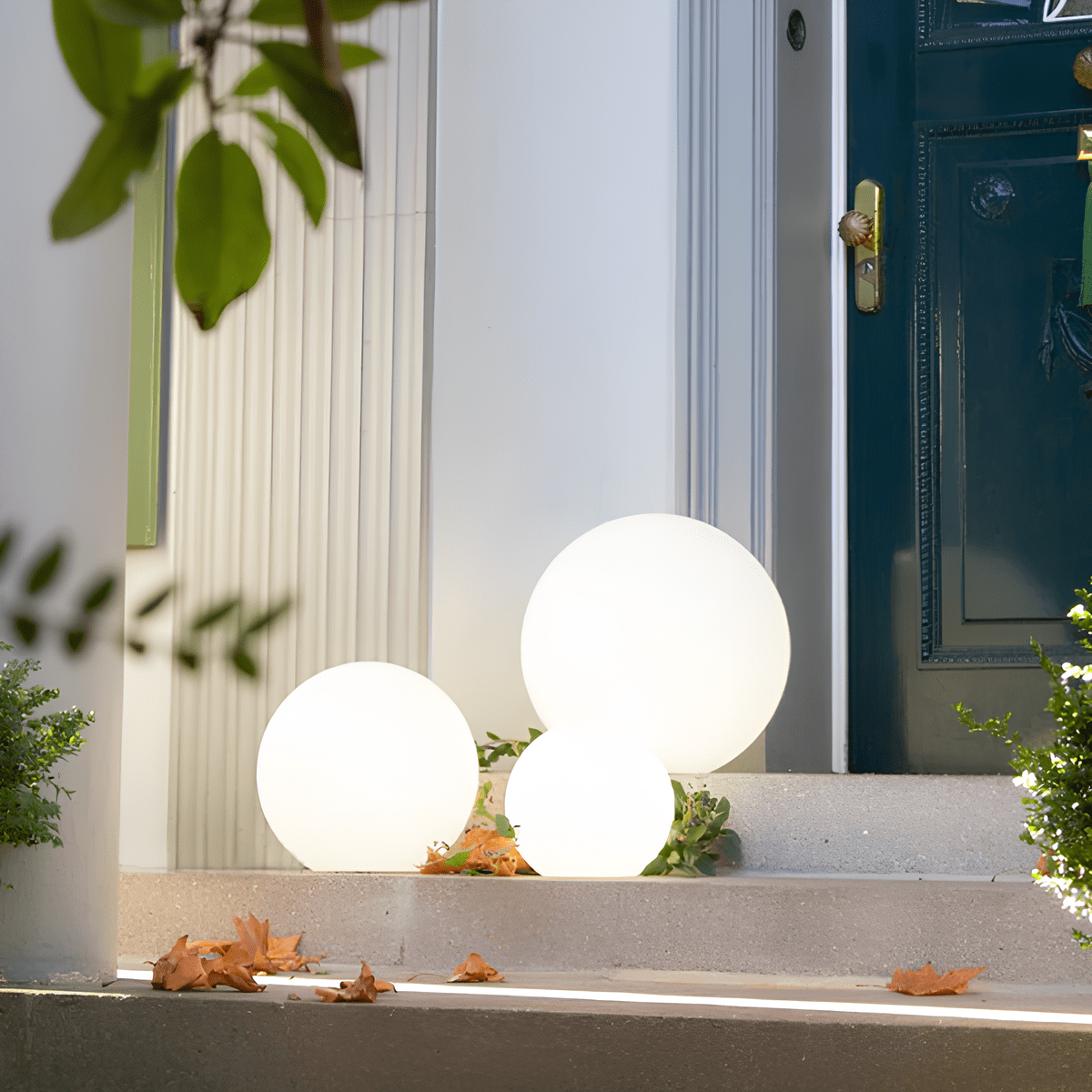 Elegant Solar Hagebelysning med Moderne Design – Enkel Installasjon og Hvit LED Kulelampe til Utendørsbruk 3
