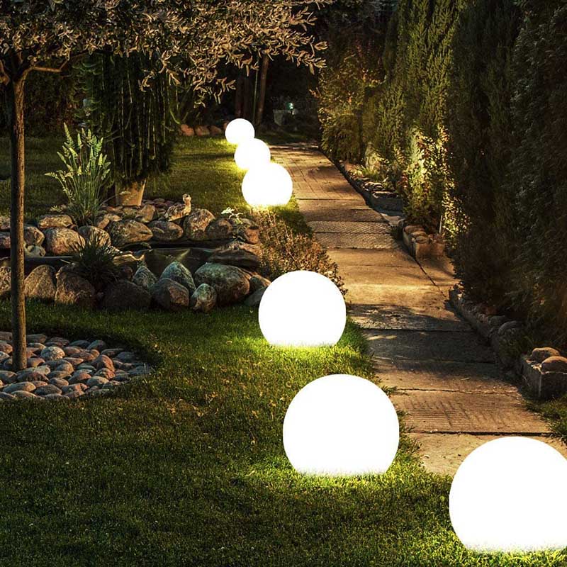 Elegant Solar Hagebelysning med Moderne Design – Enkel Installasjon og Hvit LED Kulelampe til Utendørsbruk 8