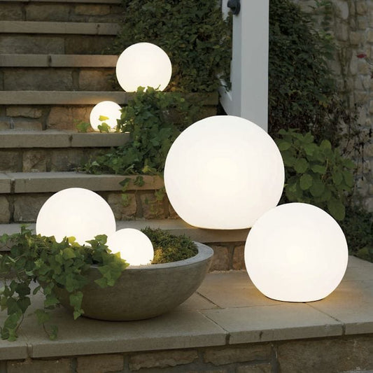 Elegant Solar Hagebelysning med Moderne Design – Enkel Installasjon og Hvit LED Kulelampe til Utendørsbruk 2